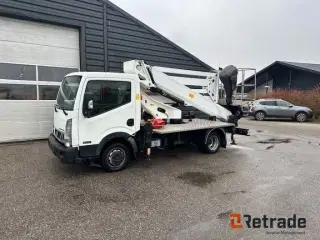 Nissan NT400 med 20 meter lift