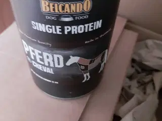 Hundefoder på dåse store og lille dåser 