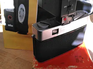 Fotoudstyr 3 analoge kameraer, blitz og tilbehør.