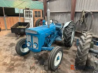 - - - Super Dexta traktor