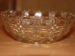 Glas skål i presset glas  diam 13,5 cm