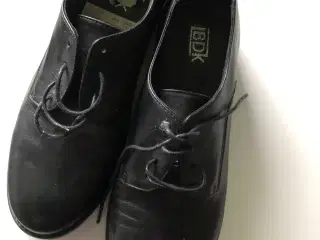 Nye sorte snørre sko med glatte såler lædersåler