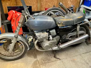 Suzuki GT550 