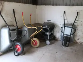 3 stk. trillebører samt kuglegrill