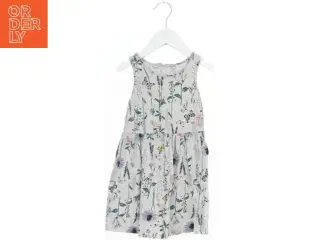 Sommerkjole med markblomst mønster fra H&M (str. 98)