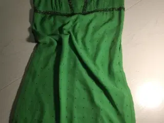 Grøn Kjole fra " Privee" m/påsyet perler