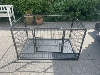 Hvalpegård med bund meget lidt brugt 