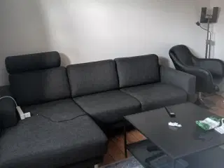 Sofa, bord og en dreje stol