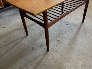 Teak sofabord med hylde