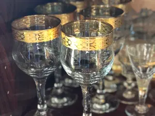 6 vinglas med guldkant