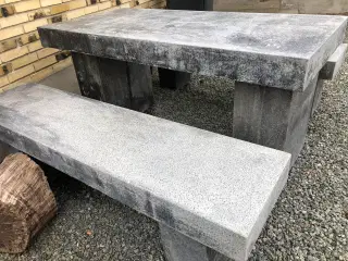 Granitbord og to bænker