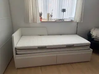 Sovesofa med udtræk og 2 skuffer
