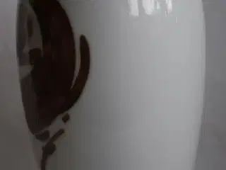Vase med brun dekoration fra Bing og Grøndahl 