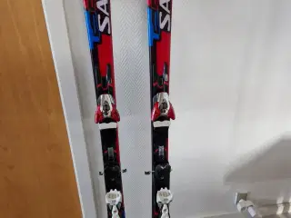 Rigtig fine Salomon Carving ski sælges billigt