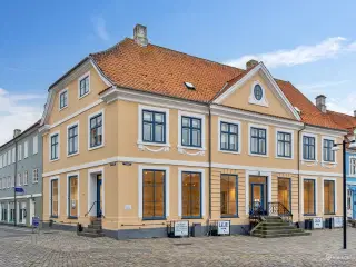 Flot lejemål på Torvet/Korsgade i centrum – butik, restaurant, bank etc.