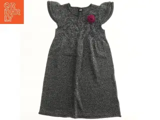 Kjole med glimmerdetaljer fra H&M (str. 122)