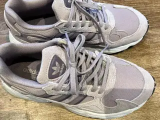 Adidas sneakers sælges