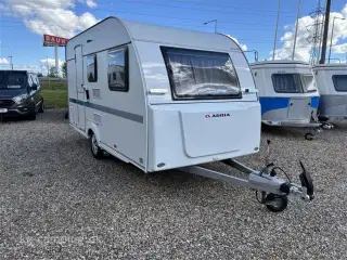2023 - Adria Aviva 400 PS   Super rejsevogn med dobbeltseng.