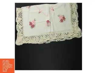Broderet dug med blondekant (str. 50 x 50 cm)
