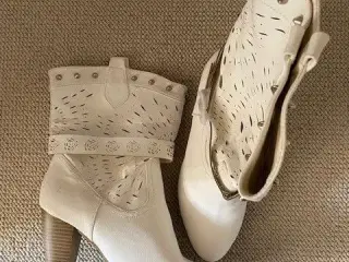 Hvide støvler
