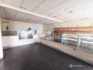 Central butik med mange muligheder!