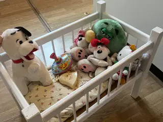 Super fin dukkeseng med bamser og spilledåser. 