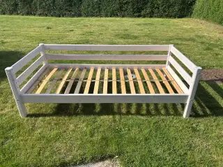 Flexa halvhøj seng i hvidt træ