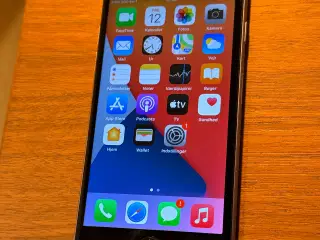 Jeg sælger en iPhone 6s – 64GB i sort. 
