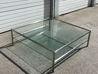 Kvadratisk glas sofabord med aluminiumsstel