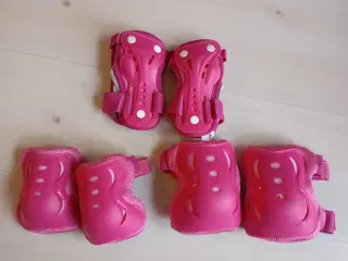 Beskyttere håndled, knæ og albuer. 