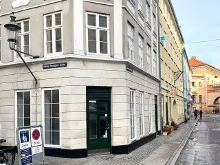 Hjørnelokale på solsiden. med udsigt til rådhustårnet. velegnet til restaurant eller café