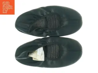 Sorte balletsko til børn fra H&M (str. 28)
