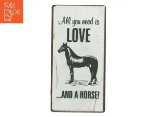 Dekorativt skilt &#39;All You Need is Love... And a Horse!&#39; fra Lafinesse (str. 10x5 cm)