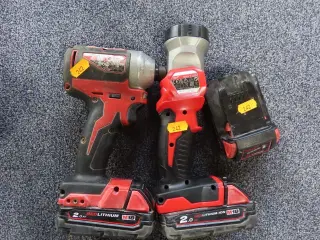 Slagnøgle, lygte og 3 stk. batteri MILWAUKEE M18