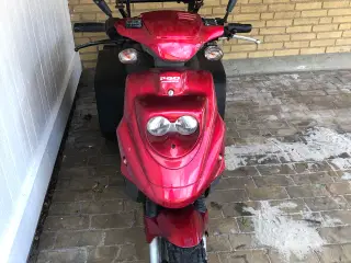 Trehjulet benzin drevet PGO scooter