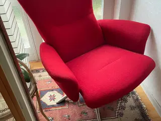 Lænestol i rødt stof