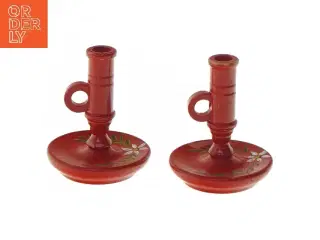 Sæt med to røde lysestager (str. 8,5 cm)