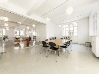 372 m² kontor med skønne  caféer foran ejendommen
