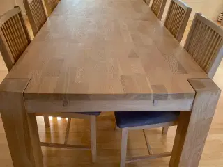 Spisebord med 12 stole i egetræ 