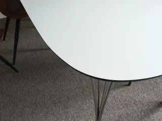 Spisebord med stole
