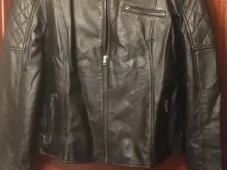 Sort skindjakke med mange lynlåse