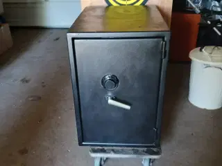 Pengeskab med kodelås