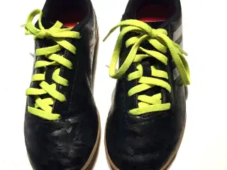 Fodboldstøvler indendørs