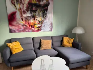 Velholdt gråblå sofa