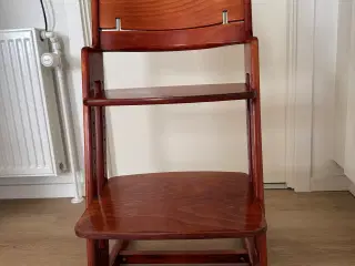 Barnestol i massivt træ. Den står solidt på gulvet