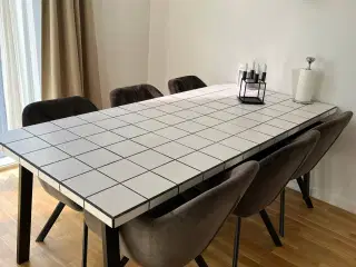 Spisebord af fliser monteret på MDF-plader