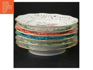 Porcelænstallerken med gennembrudt kant og rosendekoration fra Firkløveren