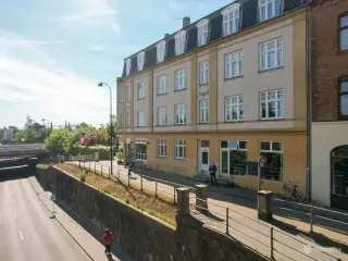 Eksklusivt og veleksponeret lejemål lige ved Hellerup Station