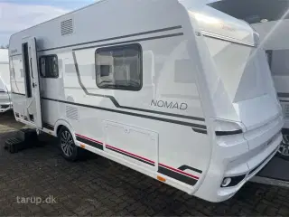 2026 - Dethleffs Nomad 490 EST   Enkeltsenge m/udtræk, sidesidde-gruppe, myggenetsdør, 3-trins el-gulv-varme, 137 l. køleskab med fryser, 17 tommer alufælge, endebadeværelse