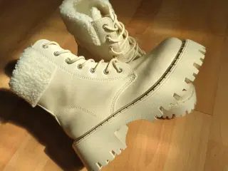 Støvler i hvid kunstlæder